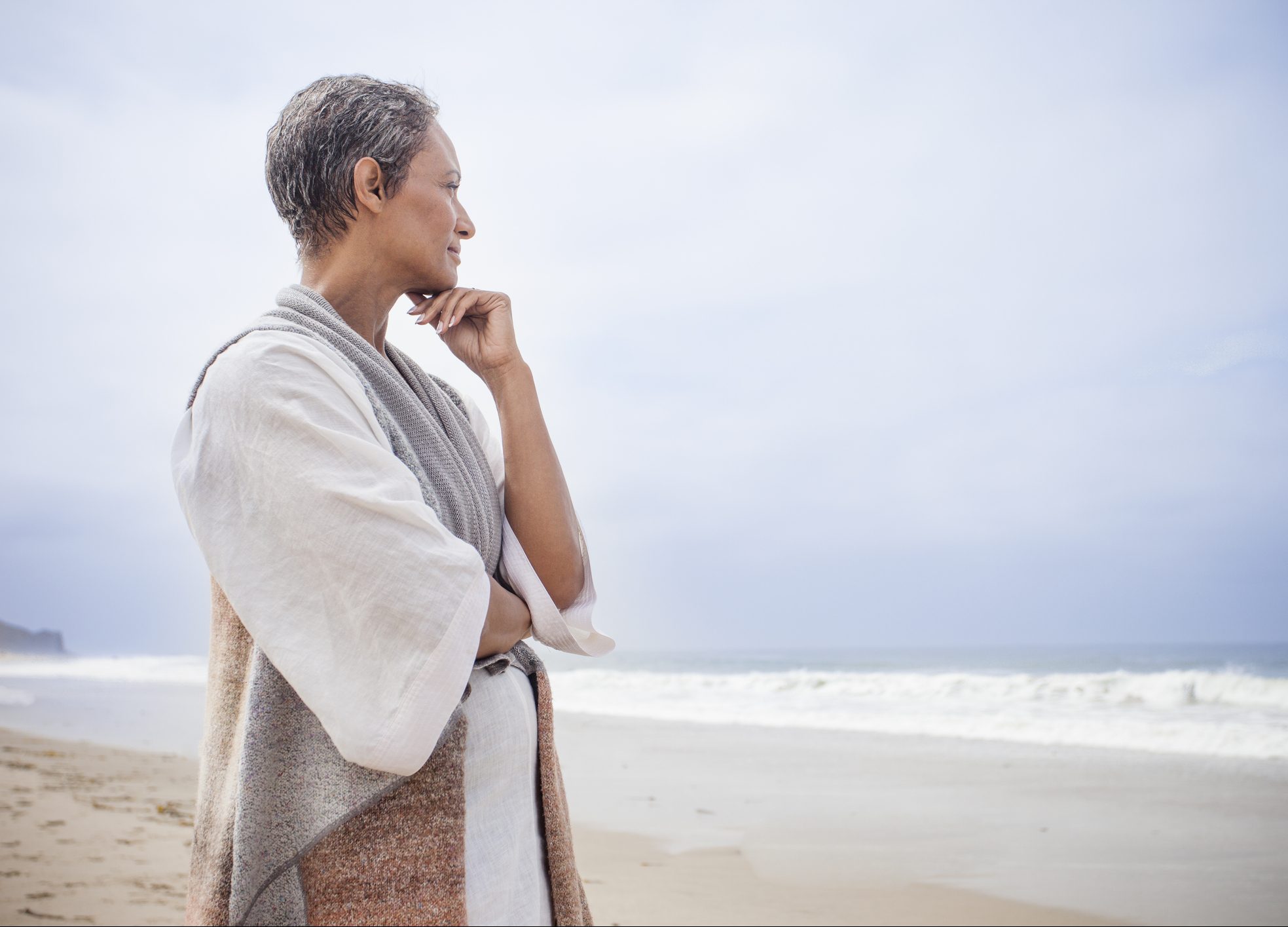 FUNIBER-senior-african-american-woman-relaxing-on-beach