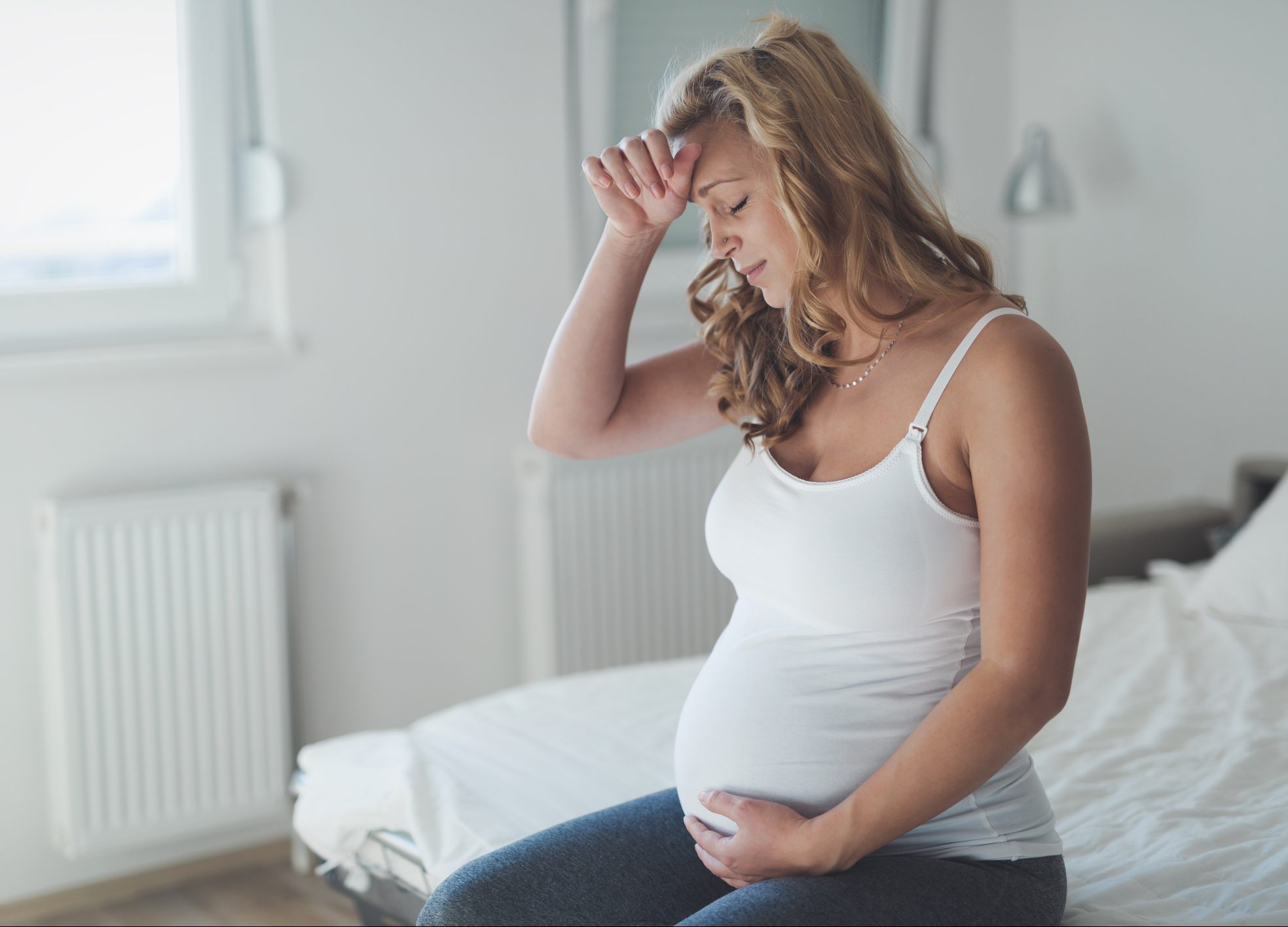 FUNIBER-pregnant-woman-suffering-with-headache-and-nausea