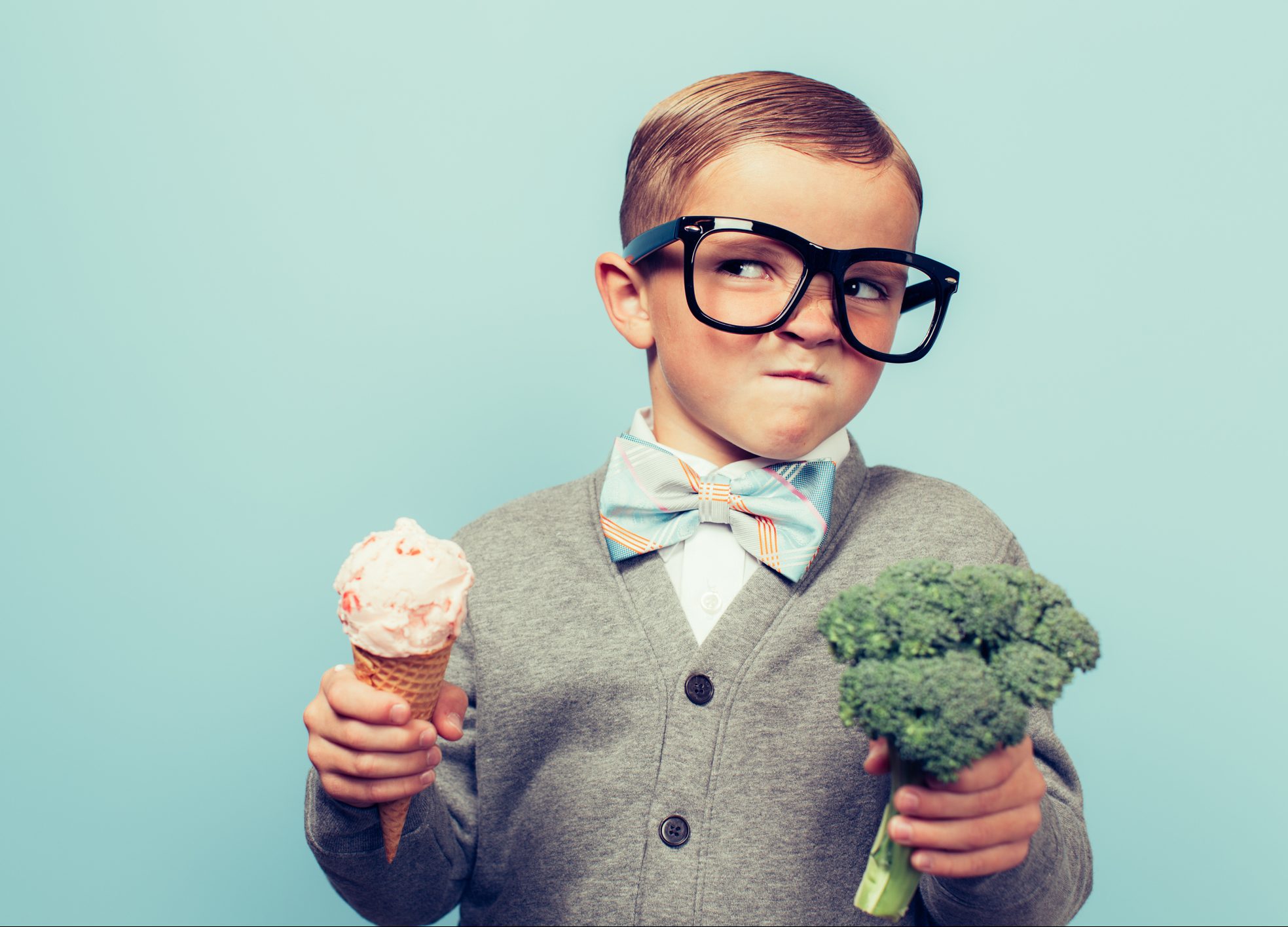 FUNIBER-young-nerd-boy-hates-eating-broccoli