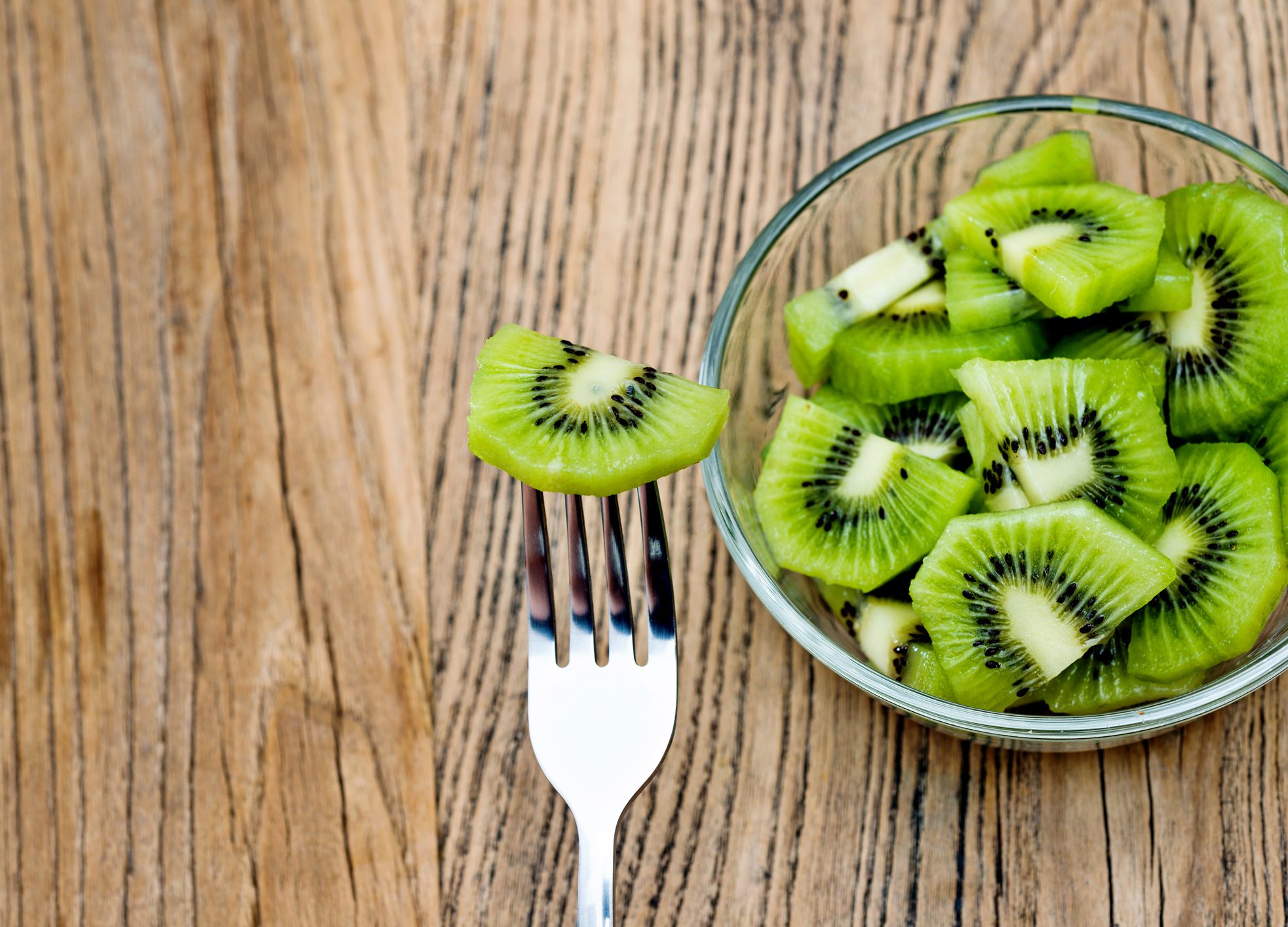 FUNIBER-a-plate-of-kiwi-fruit-slices-with-fork