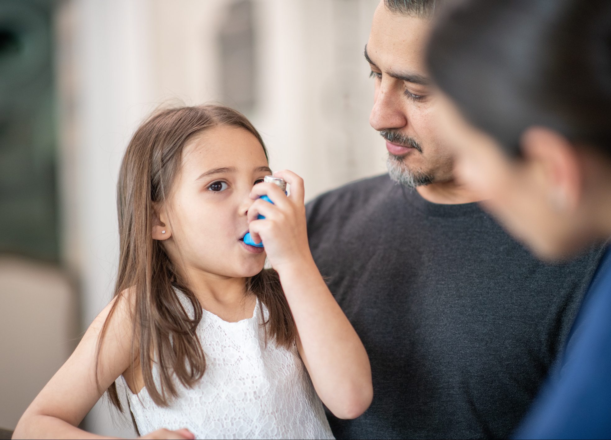 FUNIBER-preschool-age-girl-with-asthma-learns-to-use-an-inhaler