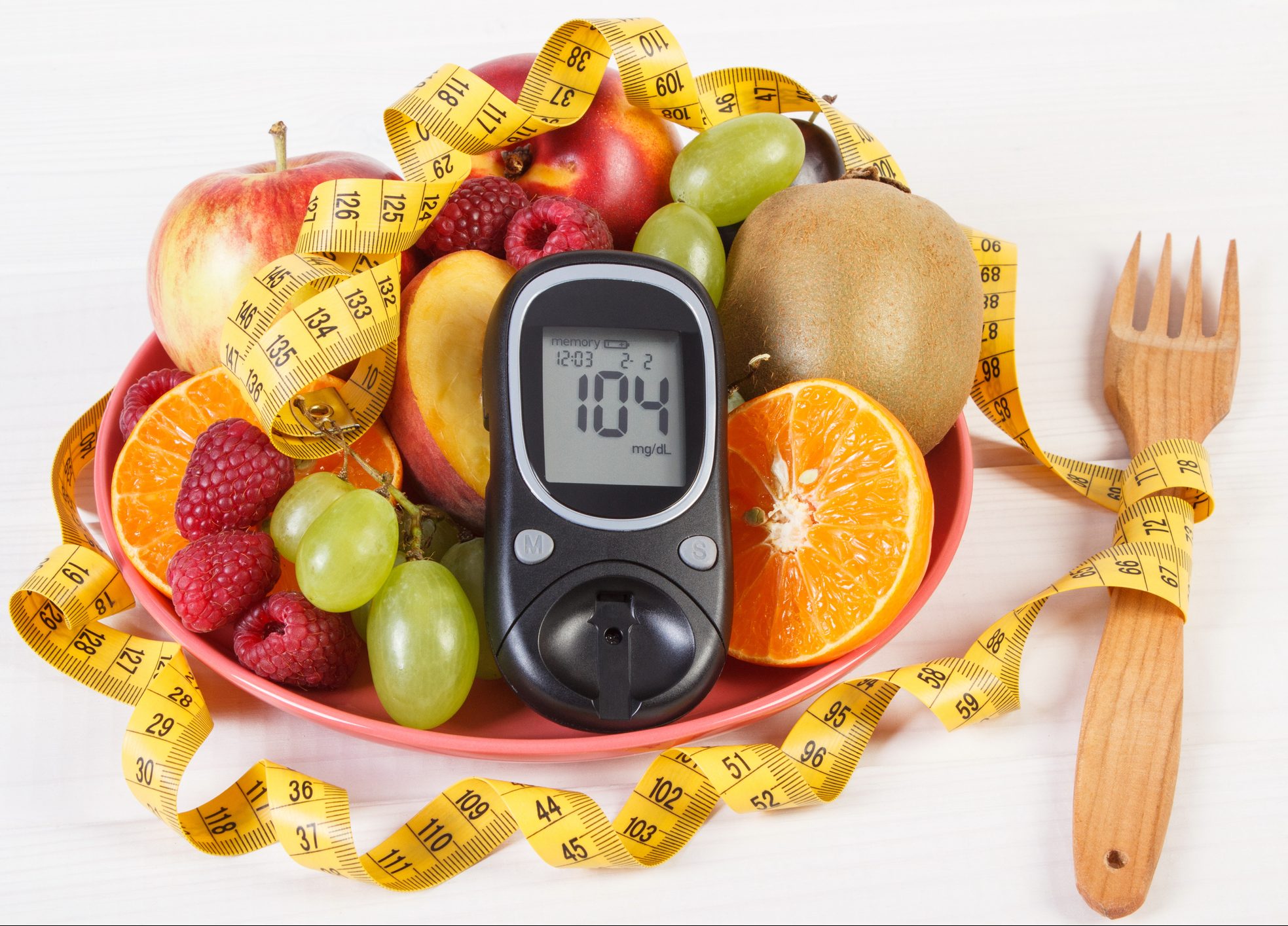 FUNIBER-glucometer-fresh-fruits-on-plate-and-centimeter