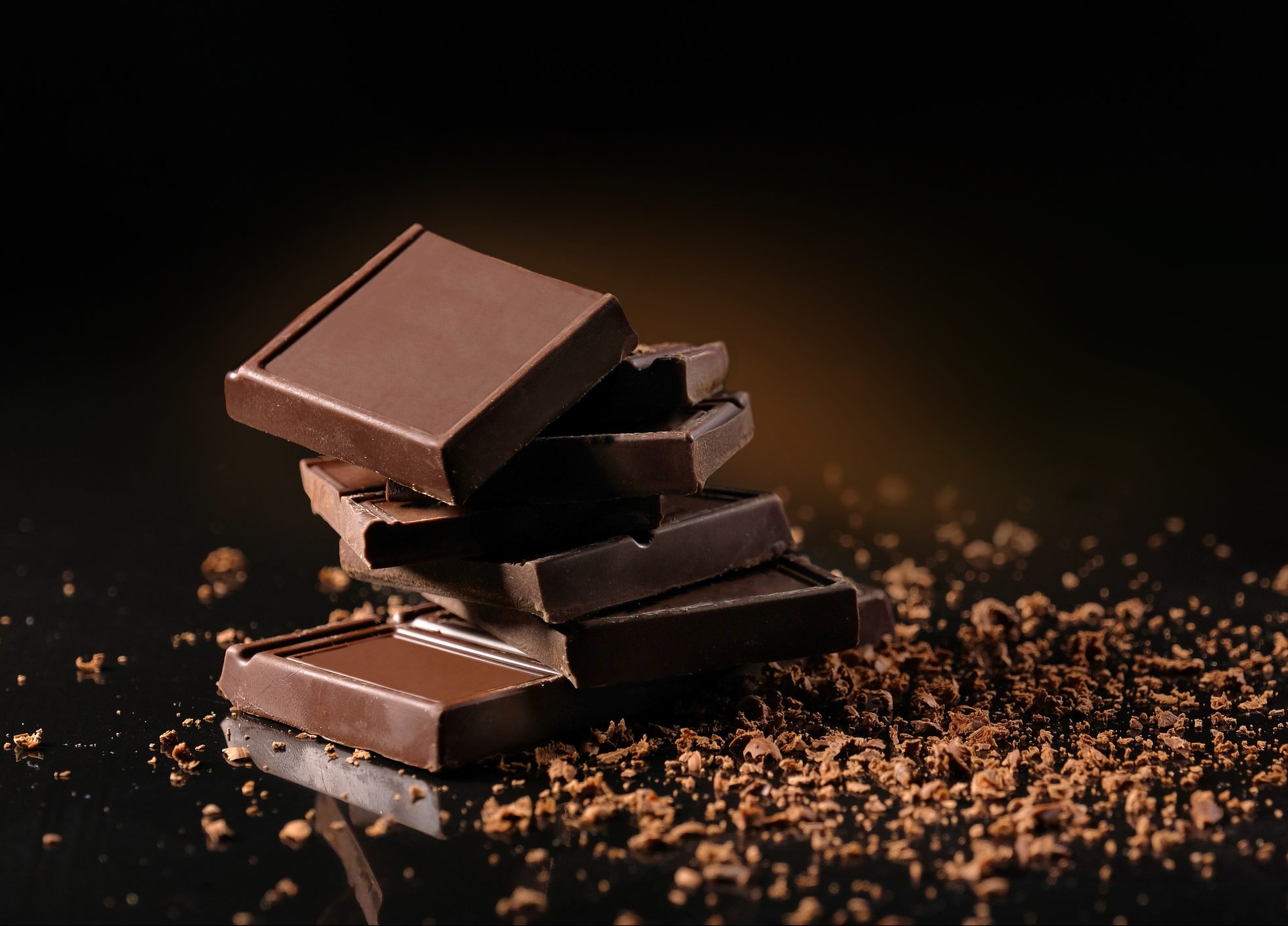FUNIBER-broken-chocolate-and-chocolate-powder-on-a-black-background-in-the-studio-