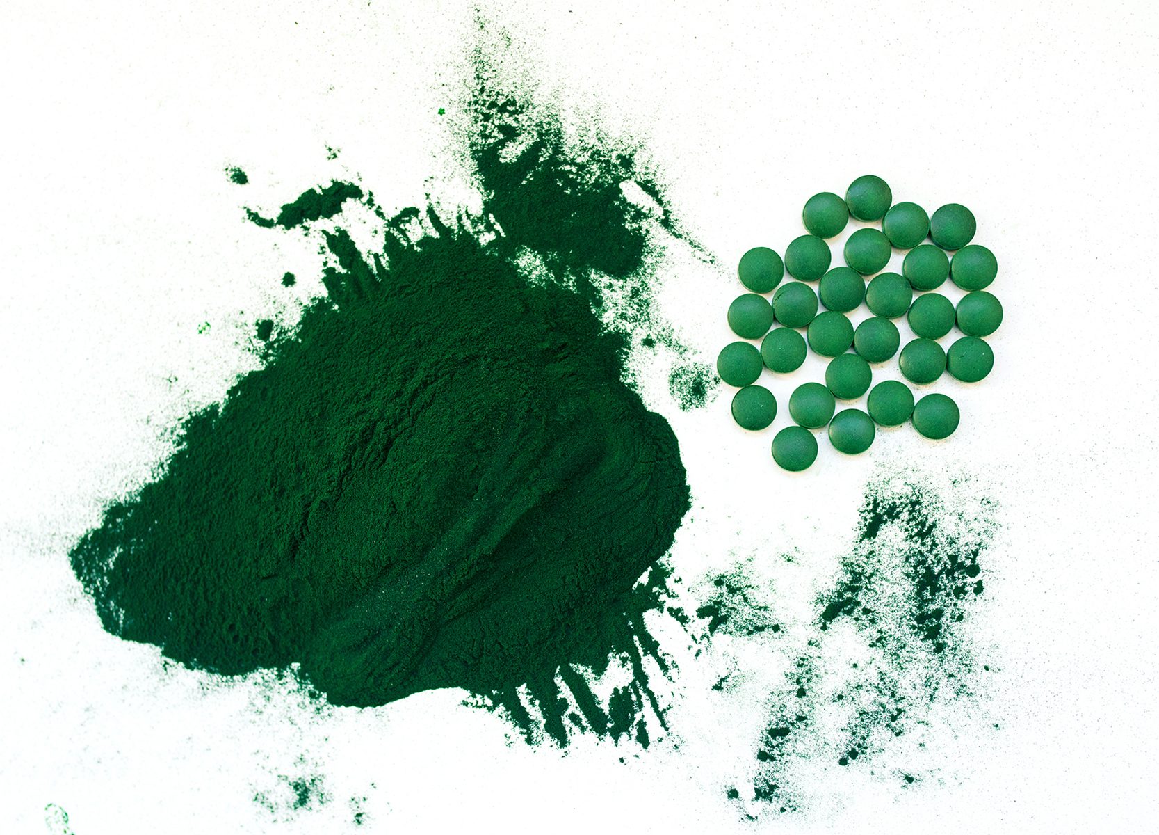 FUNIBER-green-hawaiian-spirulina-in-tablespoons-pills-and-powder-on-light-white-background-