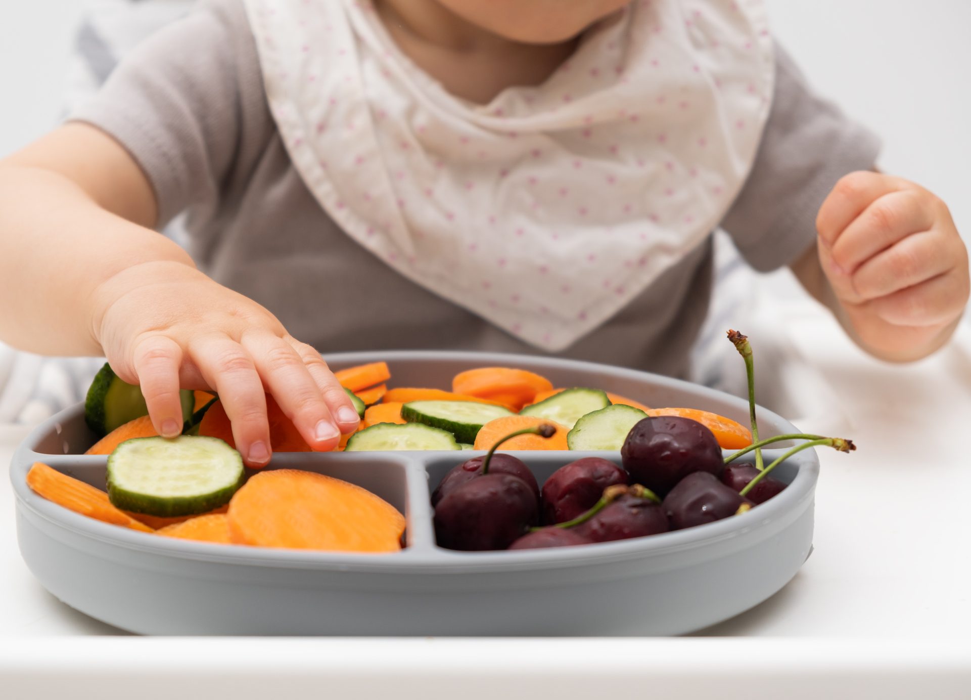 FUNIBER-unrecogniable-caucasian-baby-about-uno-year-old-eating-from-silicone-plate-of-fresh-vegetables-fruits-berries-self-feeding-for-kids-baby-led-weaning-idea-healthy-nutrition-of-solid-food-for-infant